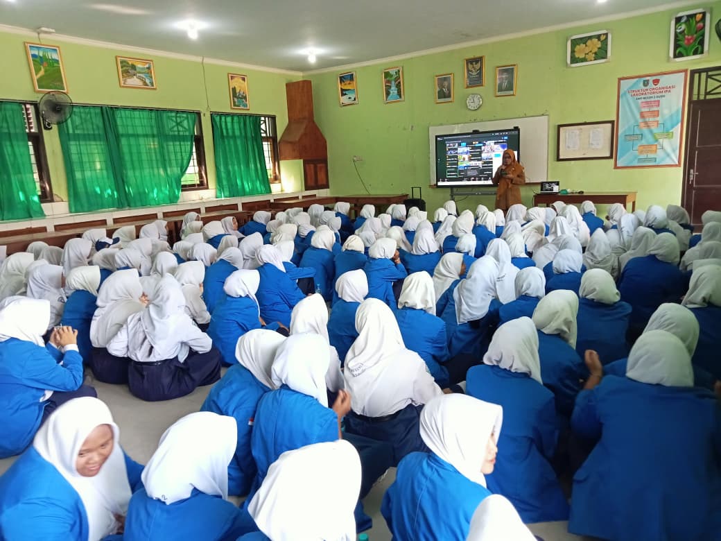Gerakan Serentak Minum Tablet Tambah Darah, Siswi SMP Negeri 2 Gudo Ikuti Edukasi Kesehatan